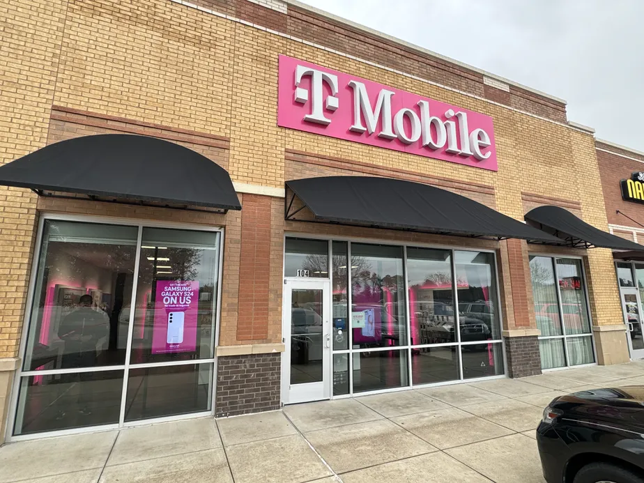  Exterior photo of T-Mobile Store at The Village at Cumberland Park, Tyler, TX 