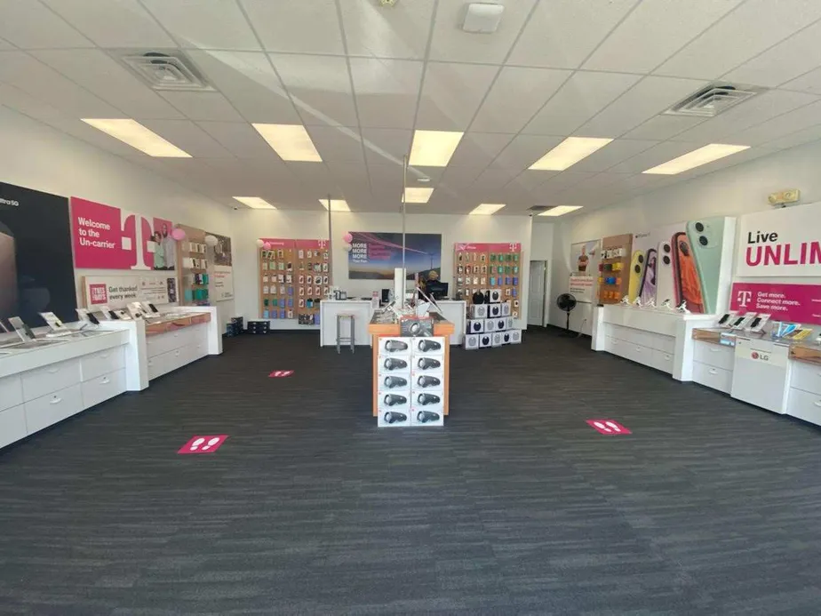 Foto del interior de la tienda T-Mobile en Bridge St & Alden Rd, Fairhaven, MA