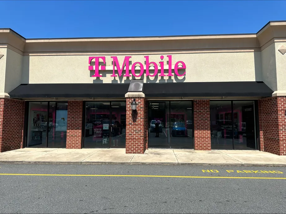 Exterior photo of T-Mobile Store at Wards Rd & Delta St, Lynchburg, VA