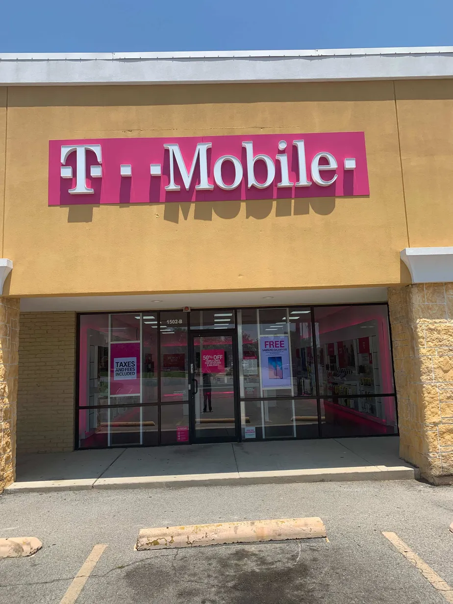 Exterior photo of T-Mobile store at Henderson St & Ridgeway Dr, Cleburne, TX