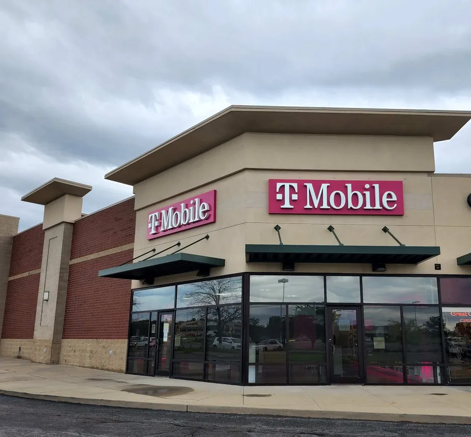 Exterior photo of T-Mobile Store at Belleville Crossing, Belleville, IL