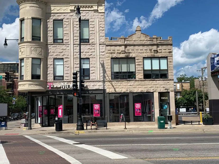 Exterior photo of T-Mobile store at Lincoln/irving/damen, Chicago, IL