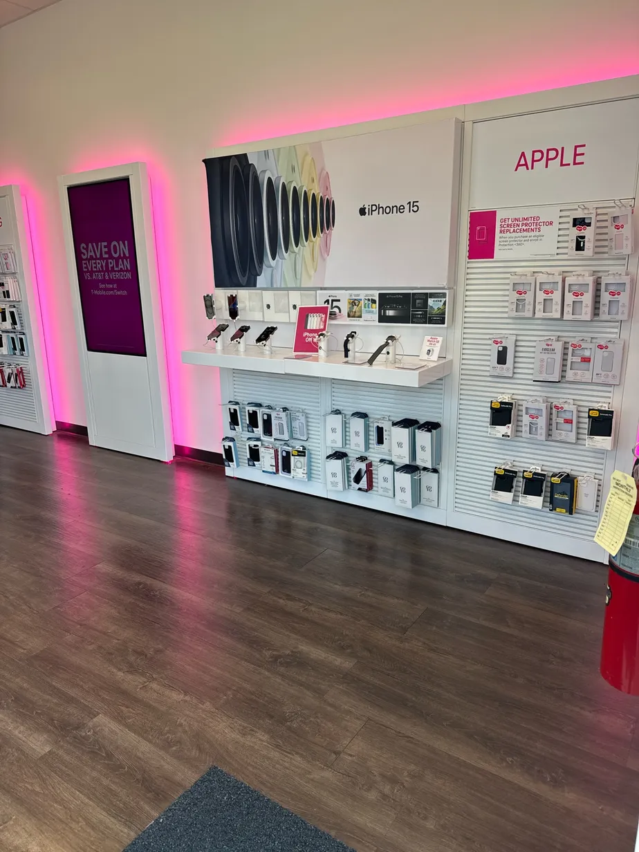  Interior photo of T-Mobile Store at E Cnty Line Rd & Ridgewood Rd, Ridgeland, MS 