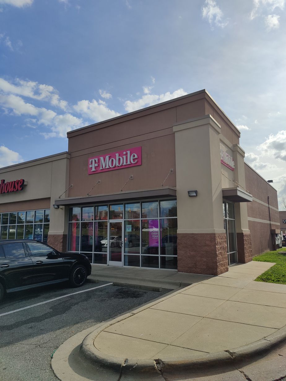 Exterior photo of T-Mobile Store at University Commons, Burlington, NC