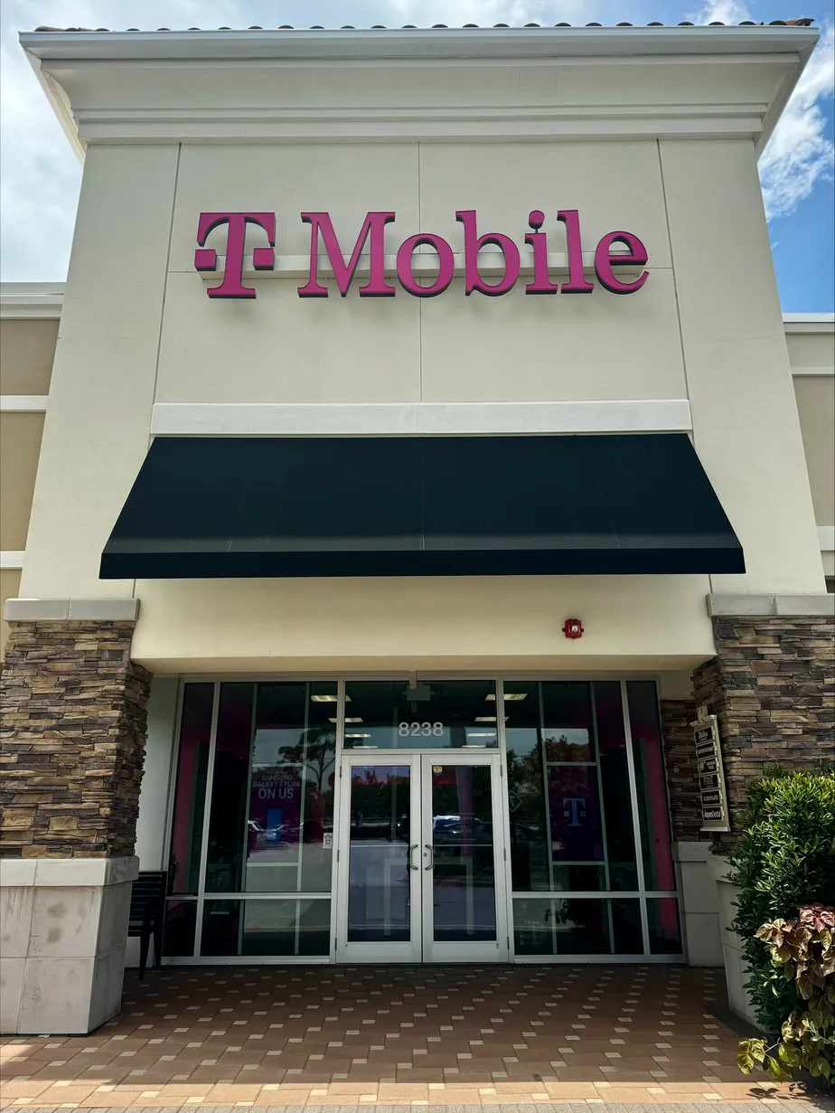  Exterior photo of T-Mobile Store at S Tamiami Trail & Club Dr, Sarasota, FL 