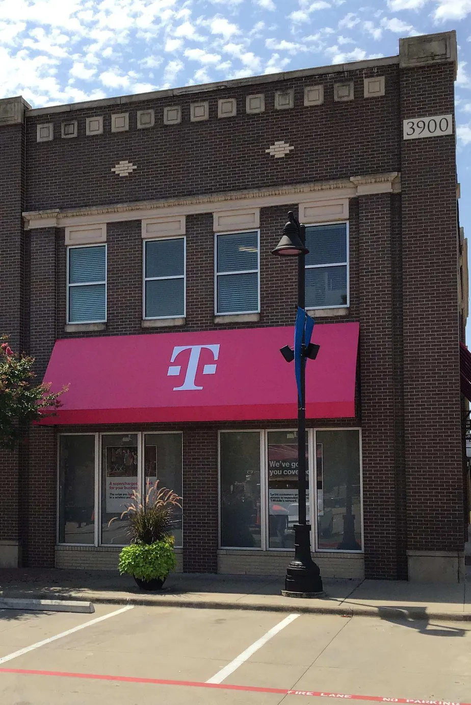 Exterior photo of T-Mobile store at Arlington Highlands Blvd & Merchants Row, Arlington, TX