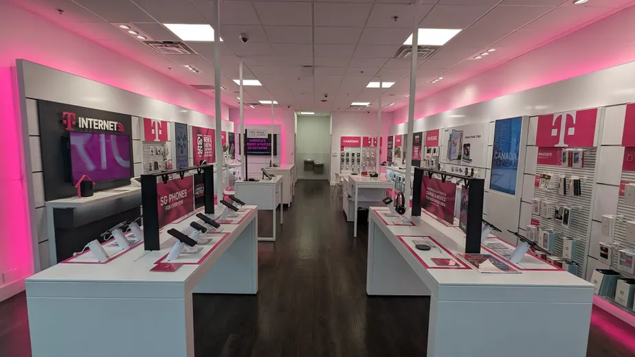 Foto del interior de la tienda T-Mobile en The Shops at Highland Commons, Hudson, MA