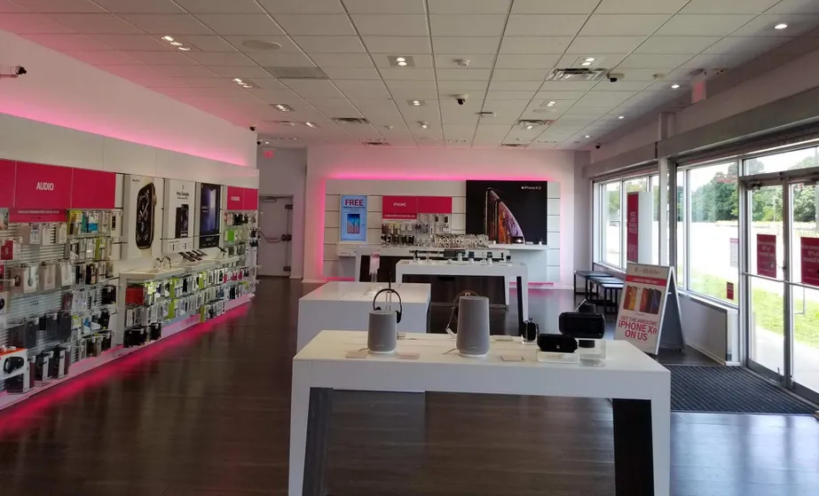 Interior photo of T-Mobile Store at Sunrise Hwy & Central Ave, Valley Stream, NY