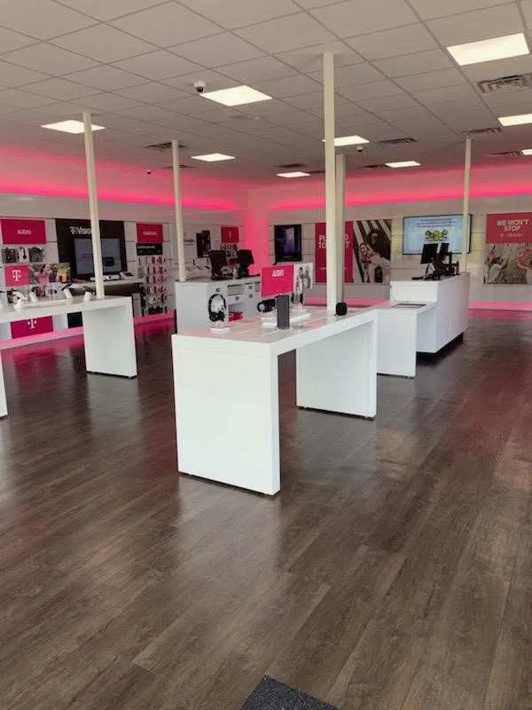 Foto del interior de la tienda T-Mobile en S US-12 & W Hartigan Rd, Fox Lake, IL