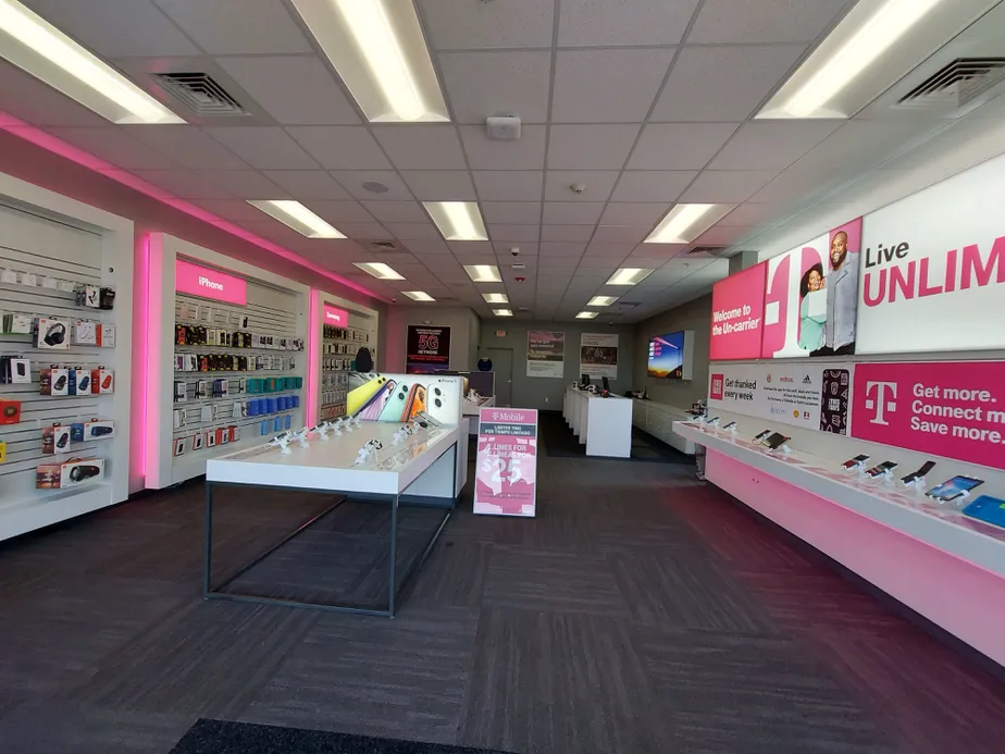 Foto del interior de la tienda T-Mobile en Metro Dr & Arabian CT, Warrington, PA