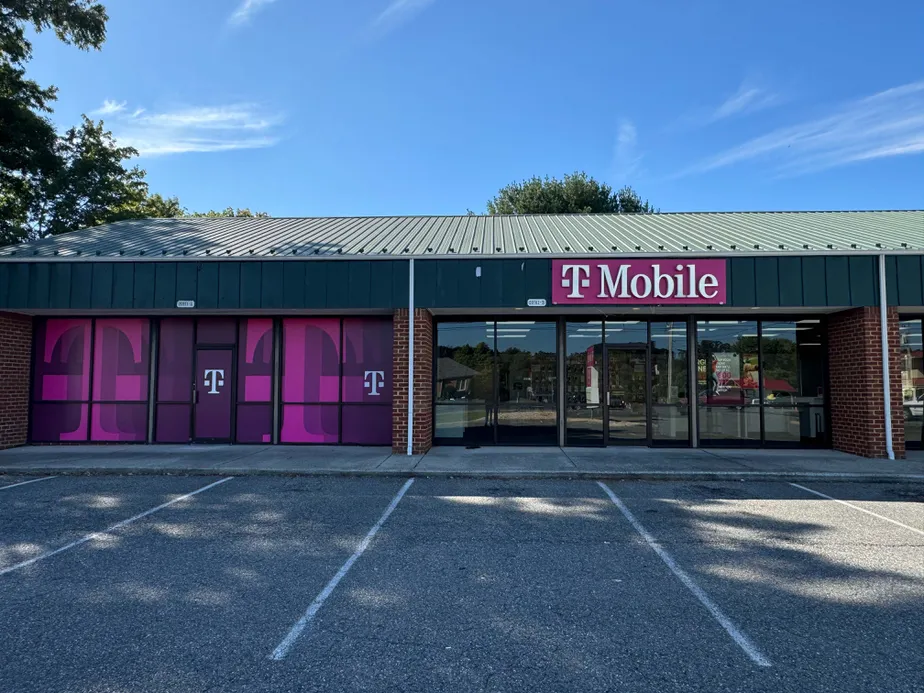  Exterior photo of T-Mobile Store at Timberlake Rd & Sunny Bank Dr, Lynchburg, VA 