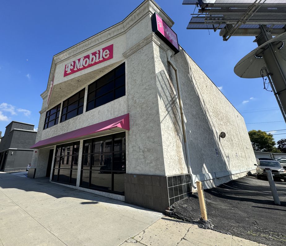 Exterior photo of T-Mobile Store at Beverly Center, Los Angeles, CA