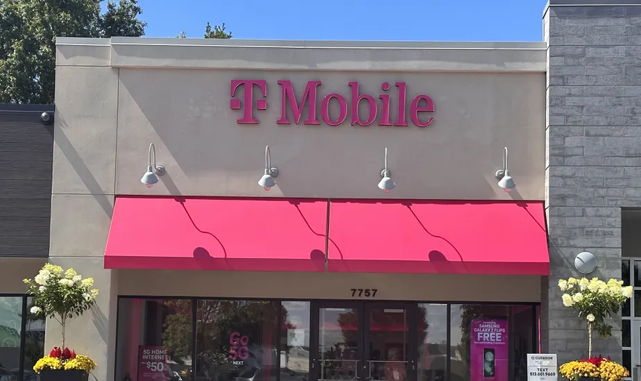 Exterior photo of T-Mobile Store at Kenwood Place, Cincinnati, OH