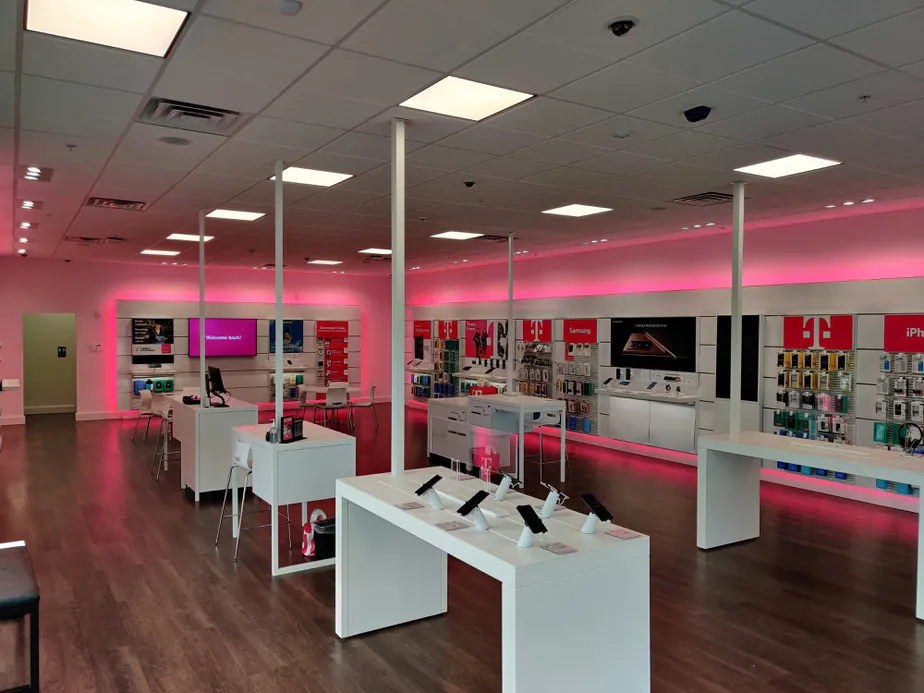 Foto del interior de la tienda T-Mobile en South College, Auburn, AL