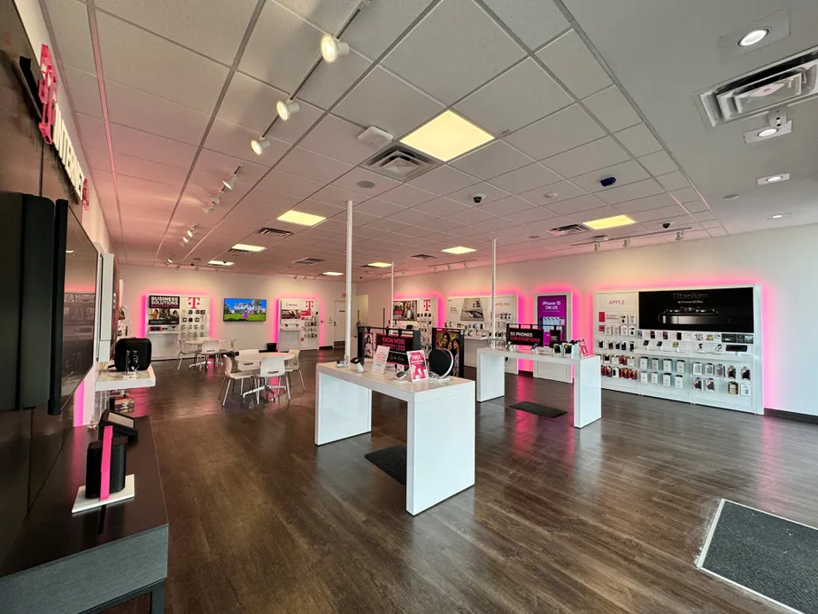  Interior photo of T-Mobile Store at S Green Bay Rd & Regency West Dr, Racine, WI 