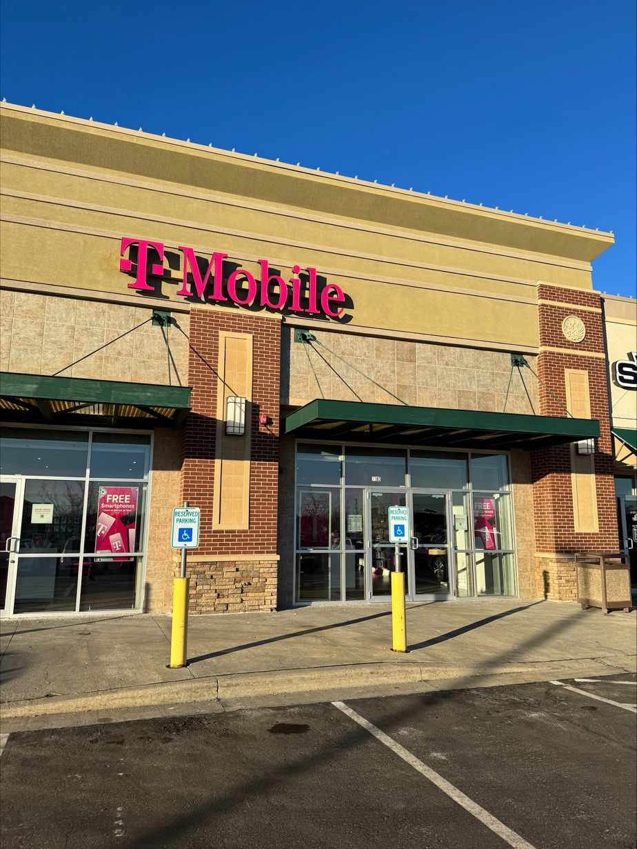 Exterior photo of T-Mobile Store at Liberty Triangle, Liberty, MO