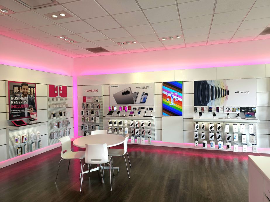  Interior photo of T-Mobile Store at Richmond Ave & Rockland Ave, Staten Island, NY 