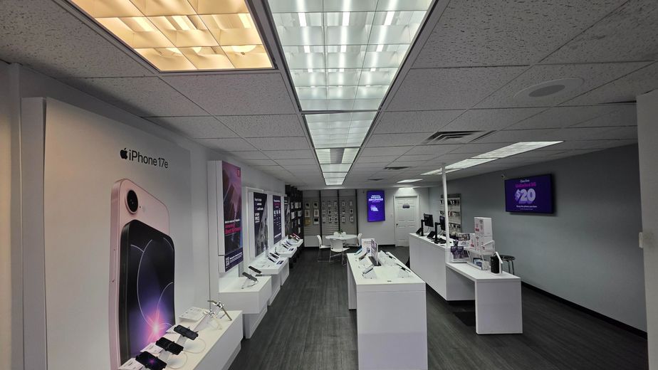 Metro by T-Mobile 611 W Lake st - 611 W Lake st 