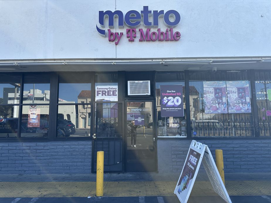 Metro by T-Mobile 724 N Western Ave - 724 N Western Ave 