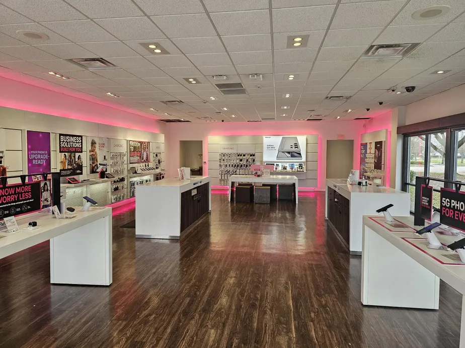  Interior photo of T-Mobile Store at Barataria Blvd & Lapalco Blvd, Marrero, LA 