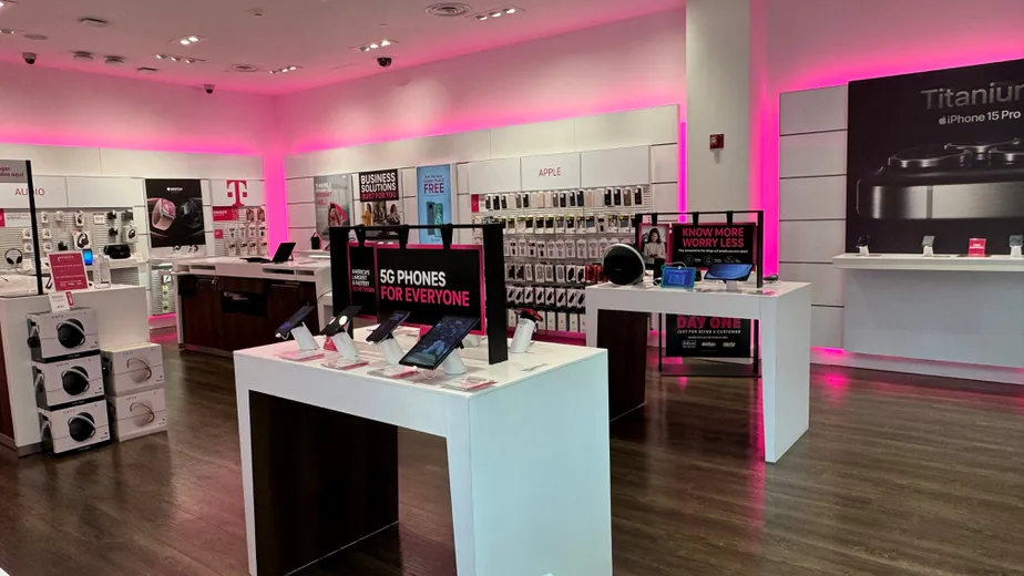 Foto del interior de la tienda T-Mobile en Providence Place, Providence, RI