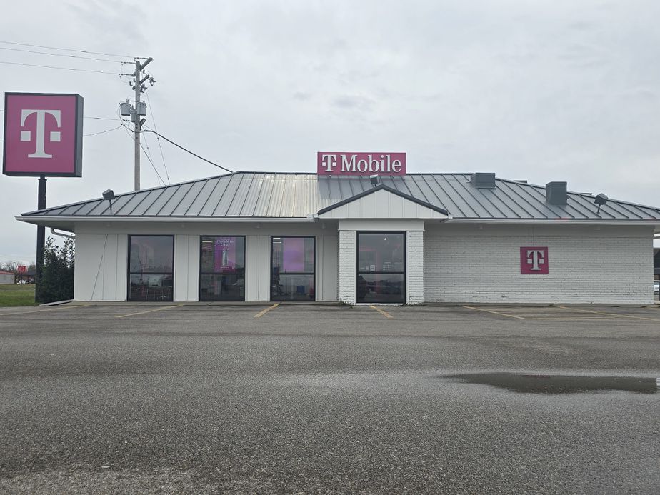 Exterior photo of T-Mobile Store at W Columbian Blvd N & W Weir St, Litchfield, IL