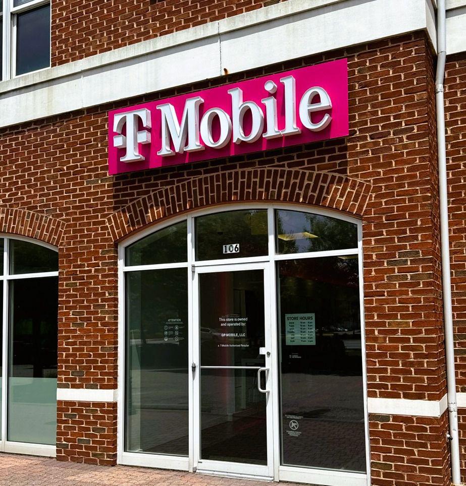 Exterior photo of T-Mobile Store at Warwick Blvd & University Pl, Newport News, VA