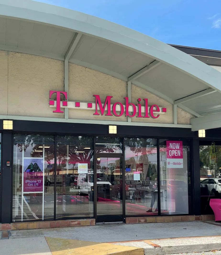 Foto del exterior de la tienda T-Mobile en Martin Downs & SW High Meadow Ave, Palm City, FL