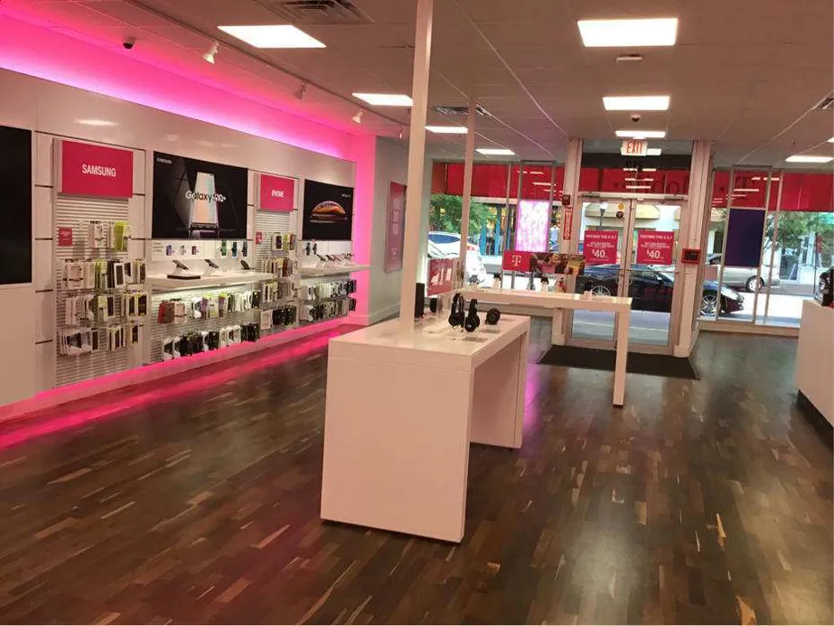 Foto del interior de la tienda T-Mobile en Broughton St & Jefferson St, Savannah, GA