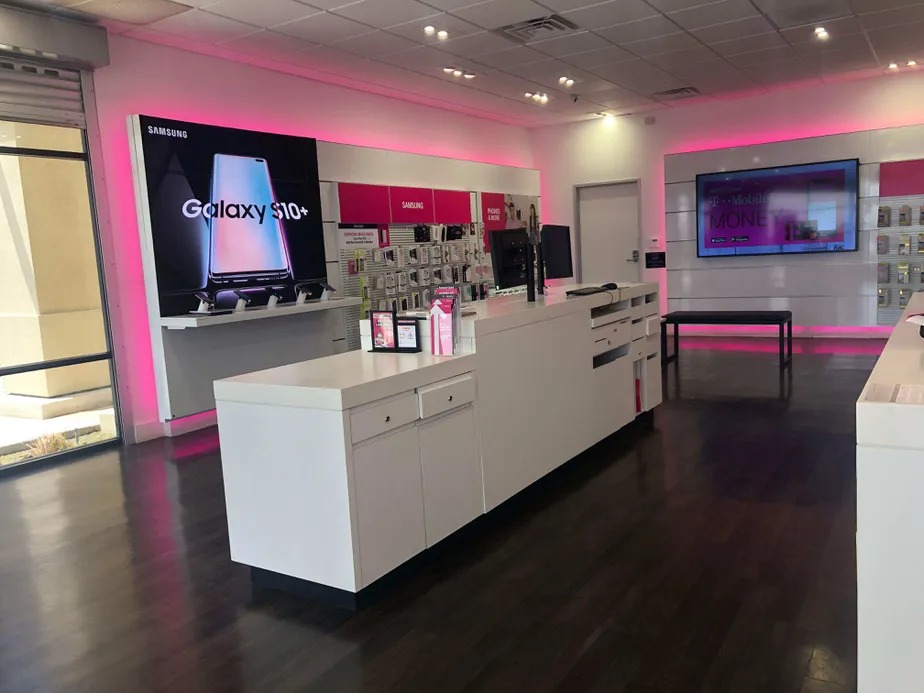 Interior photo of T-Mobile Store at Lerdo & Beech, Shafter, CA