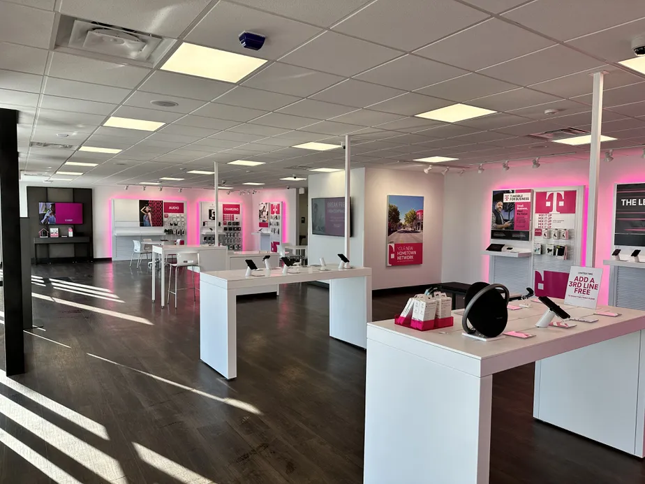 Foto del interior de la tienda T-Mobile en US 71 & 34th, Spirit Lake, IA