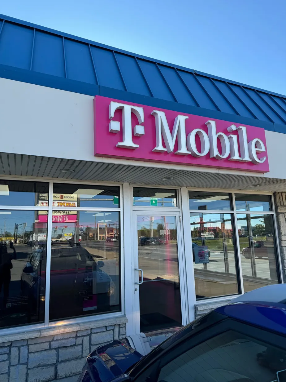  Exterior photo of T-Mobile Store at Harding Hwy & Turner Ave, Lima, OH 