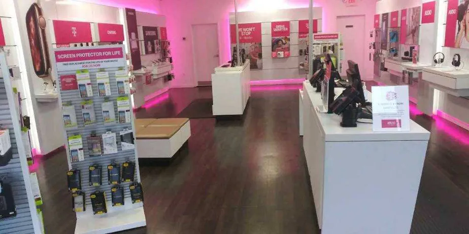 Foto del interior de la tienda T-Mobile en East Main Street & Brownlee Ave 2, Laurens, SC