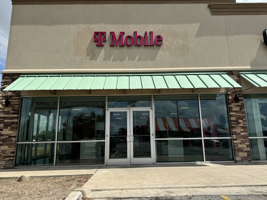  Exterior photo of T-Mobile Store at S Bibb Ave & E Main St, Eagle Pass, TX 