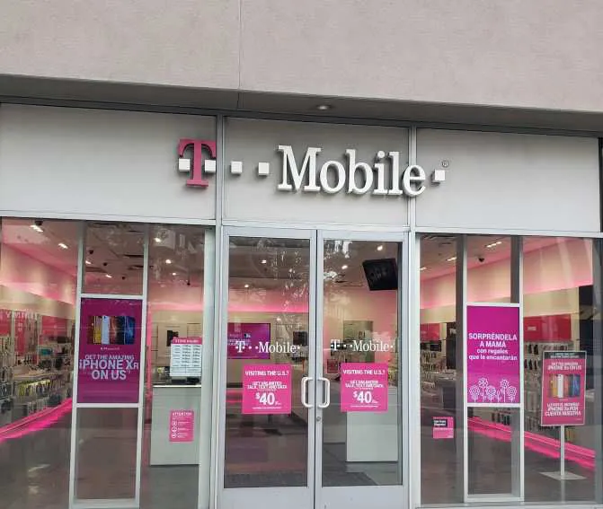 Exterior photo of T-Mobile store at Wilshire Blvd & Vermont, Los Angeles, CA
