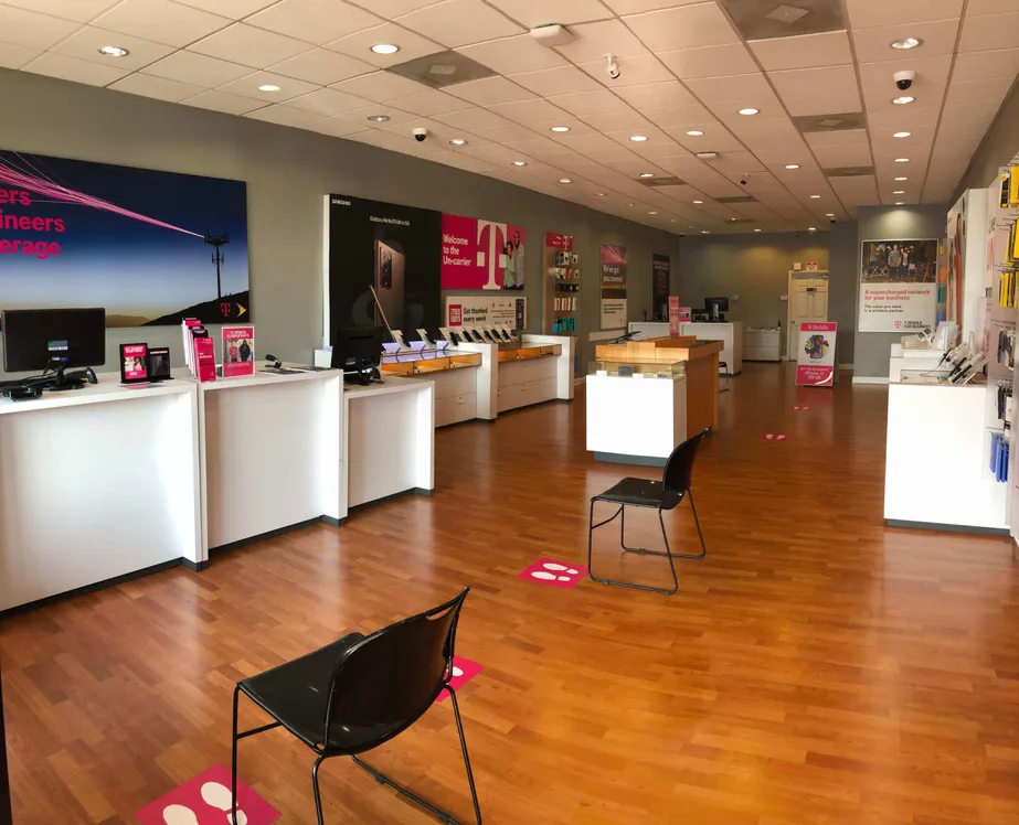  Interior photo of T-Mobile Store at Market St & Principal Drummond Way SE, Leesburg, VA 