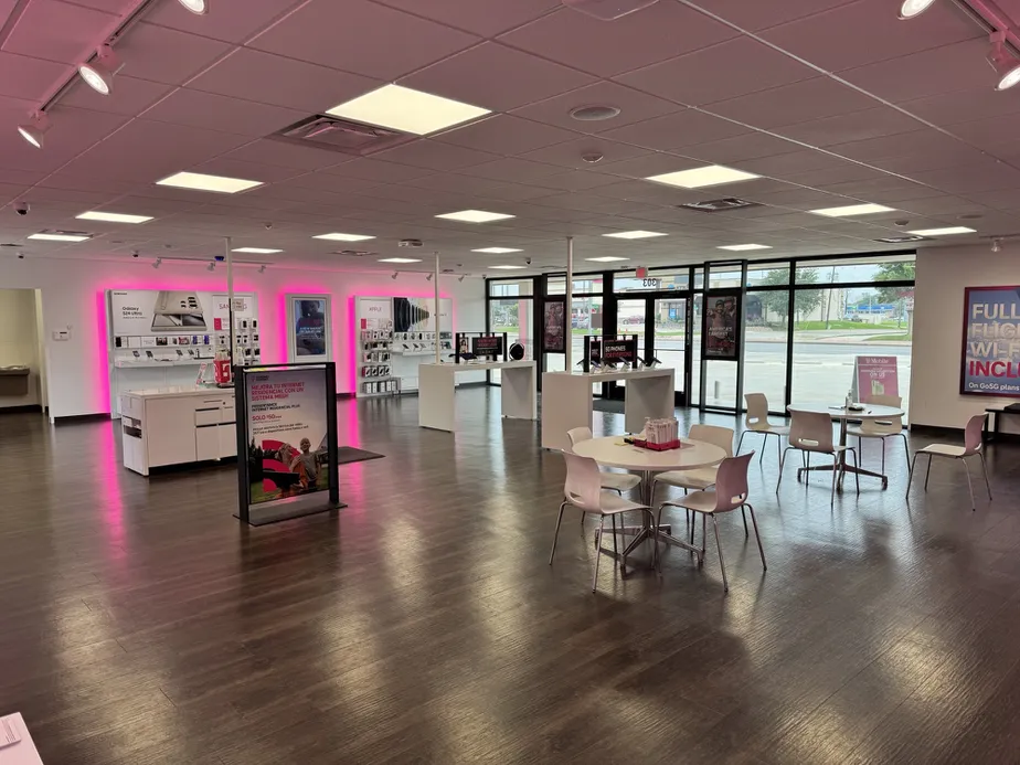 Foto del interior de la tienda T-Mobile en W Commerce St & Looney St, Brownwood, TX