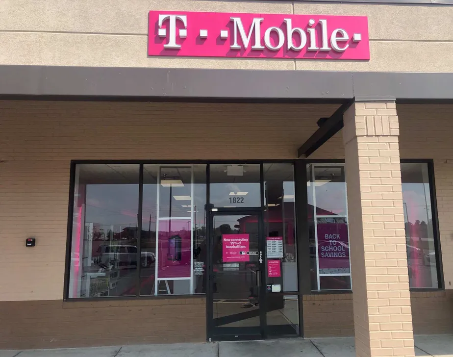  Exterior photo of T-Mobile store at State Rd 44 & Duran Dr, Shelbyville, IN 