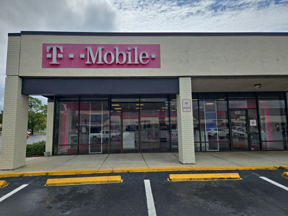Exterior photo of T-Mobile Store at Broad St & Cortez Blvd, Brooksville, FL
