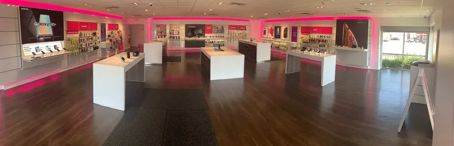 Interior photo of T-Mobile Store at Torrence & 176th, Lansing, IL