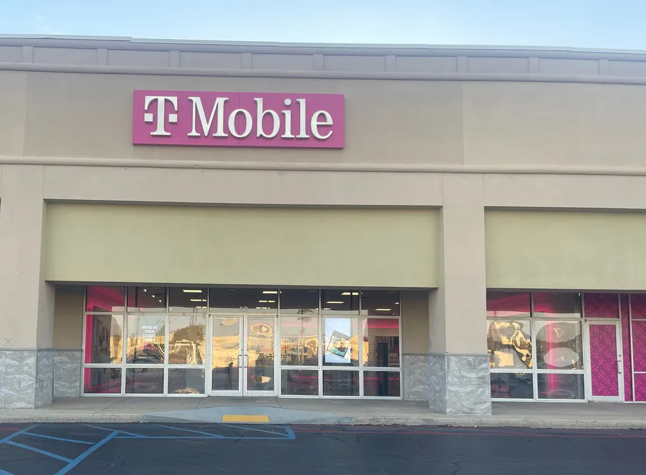 Foto del exterior de la tienda T-Mobile en Beach Blvd & Eisenhower Dr, Biloxi, MS