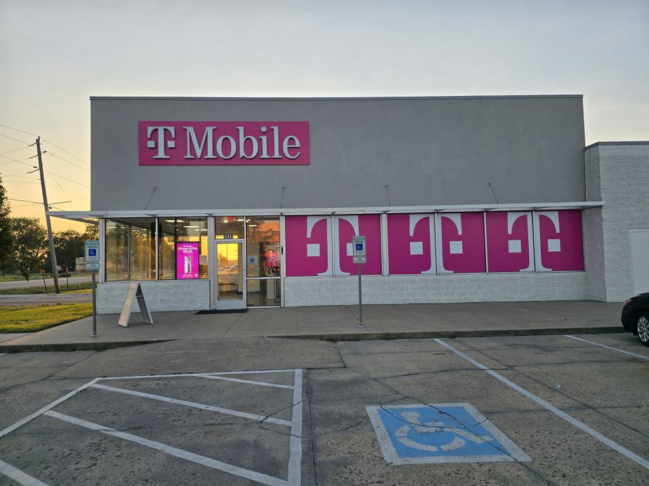 Exterior photo of T-Mobile Store at Porter Commons, Blytheville, AR