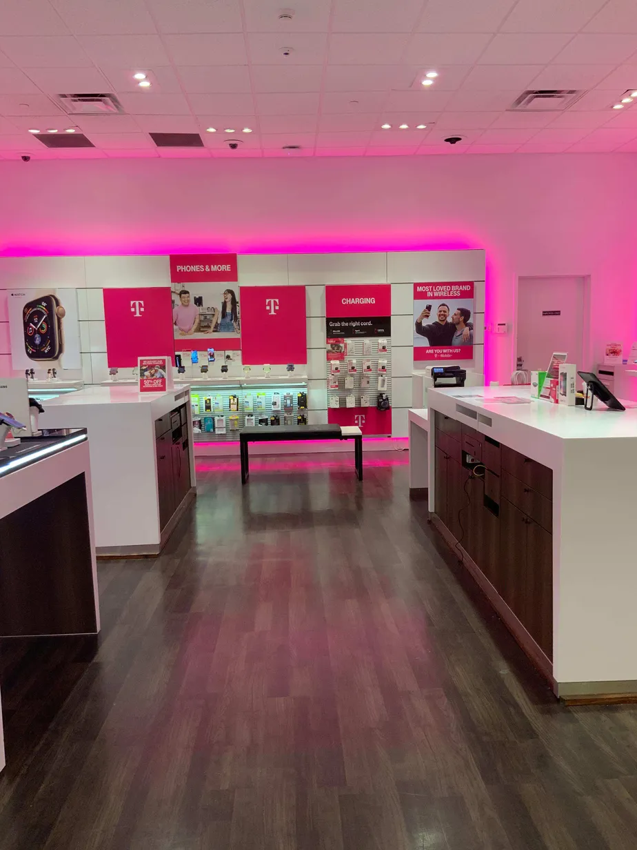 Foto del interior de la tienda T-Mobile en Meriden 3, Meriden, CT