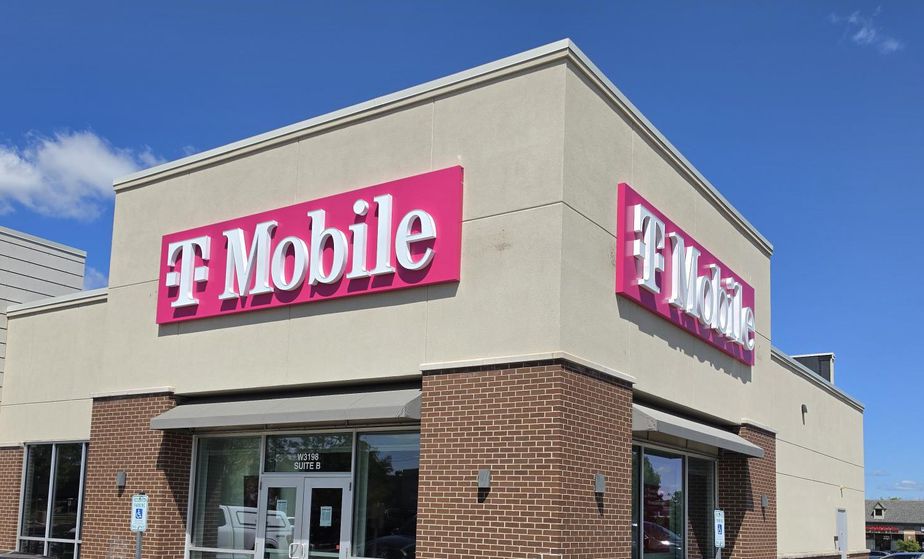 T-Mobile & UScellular E Calumet St & Eisenhower Dr - W3198 County KK 