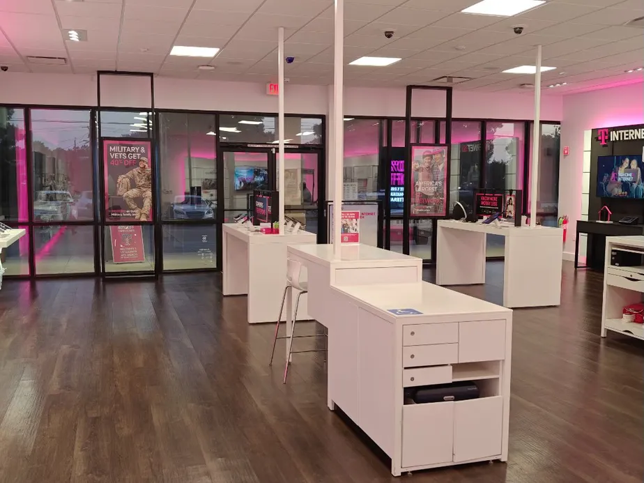  Interior photo of T-Mobile Store at Algiers Plaza, New Orleans, LA 