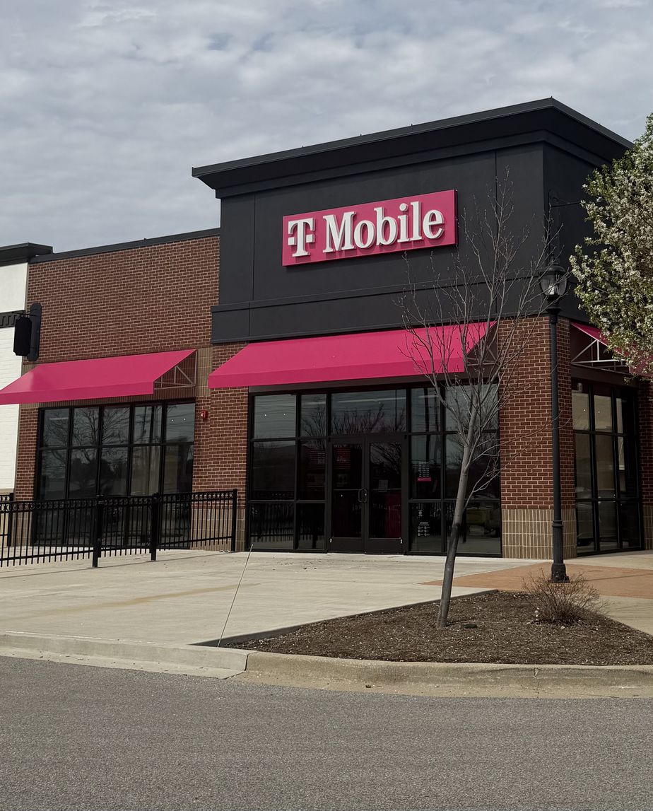 Exterior photo of T-Mobile Store at Illinois & Lincoln Hwy, Fairview Heights, IL 