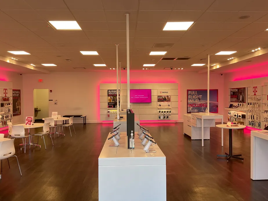 Foto del interior de la tienda T-Mobile en Silver Brook, Virginia Beach, VA