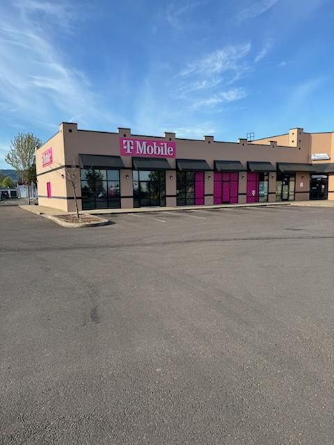 Exterior photo of T-Mobile Store at Santiam Square, Lebanon, OR