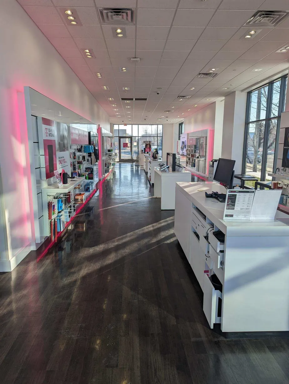 Foto del interior de la tienda T-Mobile en 44th & Ivanrest, Grandville, MI
