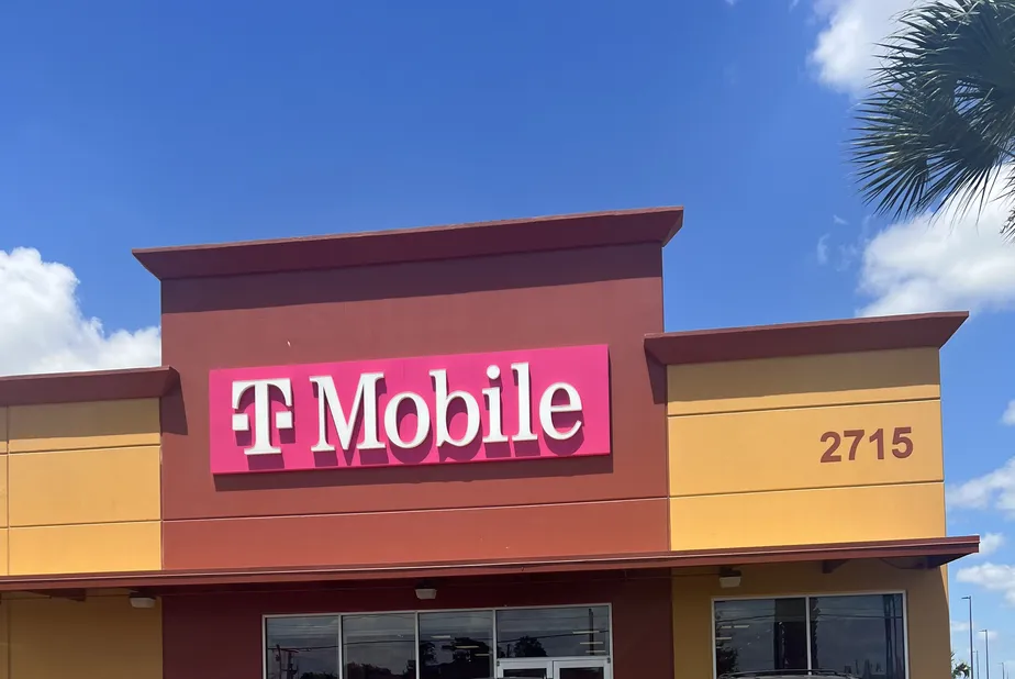 Exterior photo of T-Mobile Store at Boca Chica, Brownsville, TX